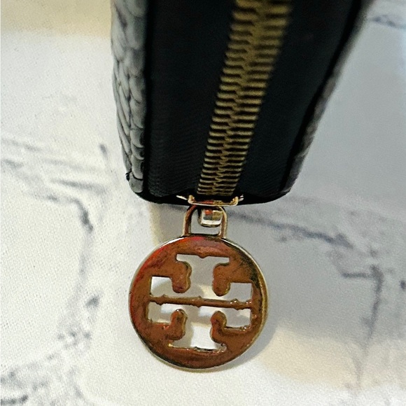 Tory Burch Black Croc-Embossed Long Zippy Wallet With Interior Logo Pattern - Picture 13 of 14